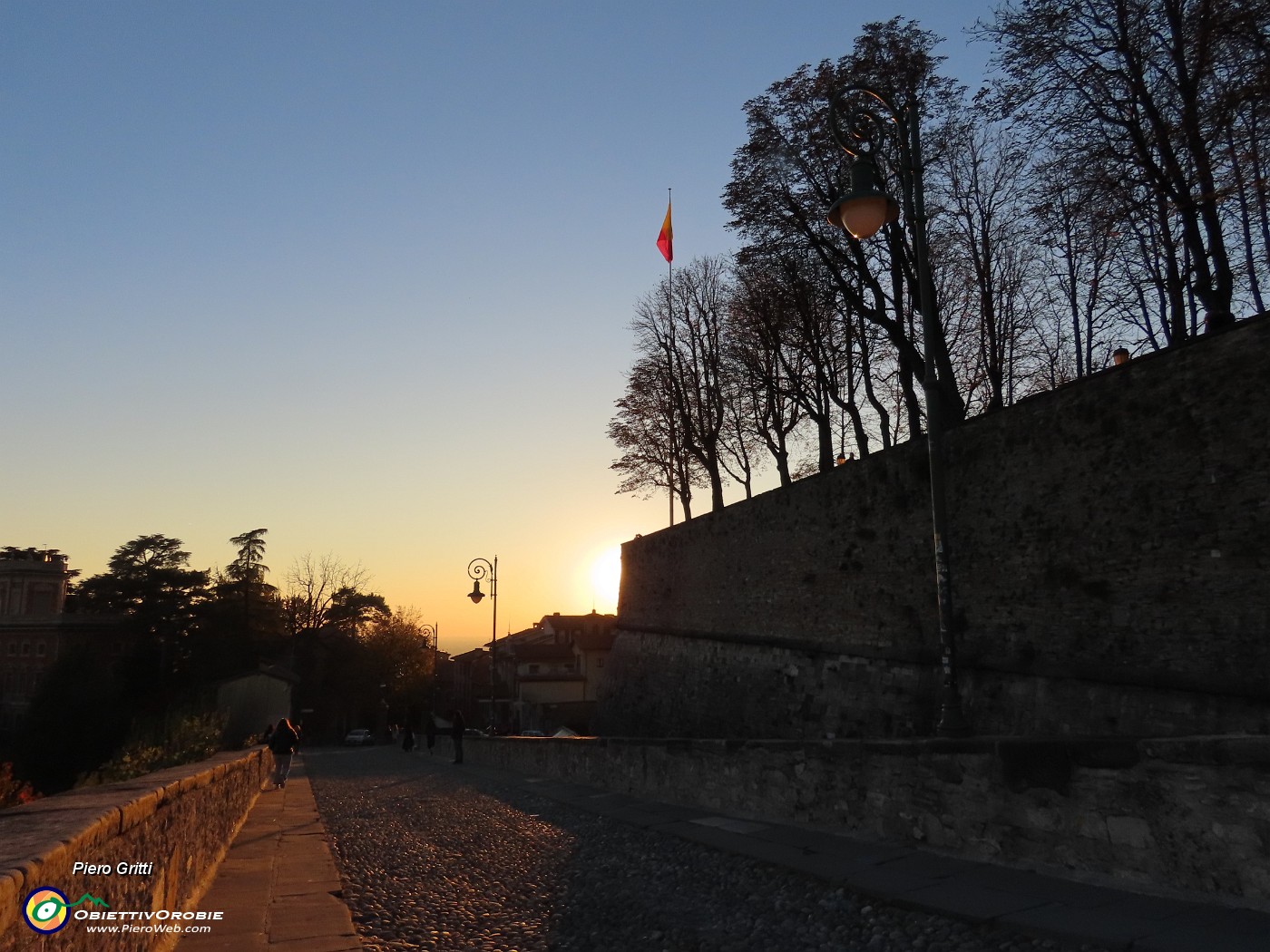 70 Il sole tramonta sulle Mura Venete.JPG